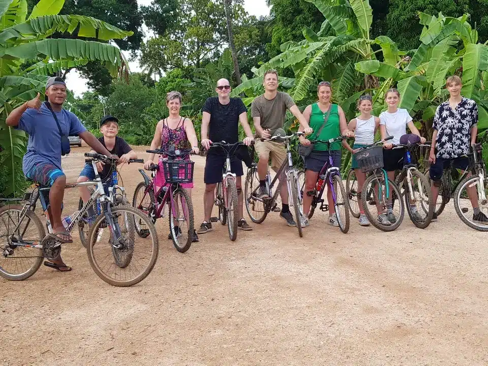 Balade à vélo dans les cocoteraies et bananeraies