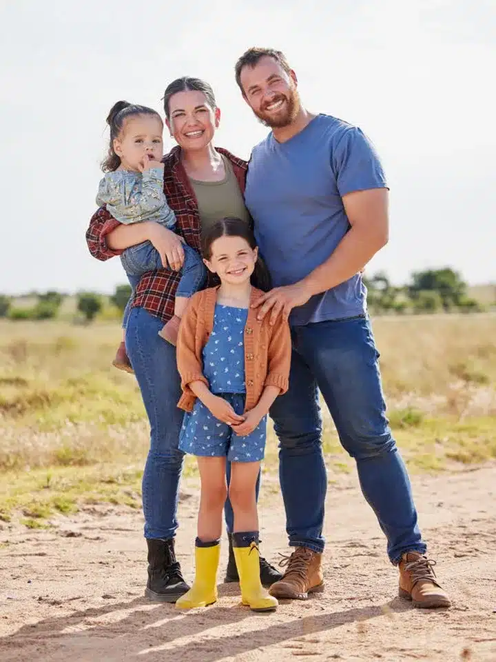 Famille avec enfants découvrant un safari en Tanzanie, voyage adapté à tous les âges