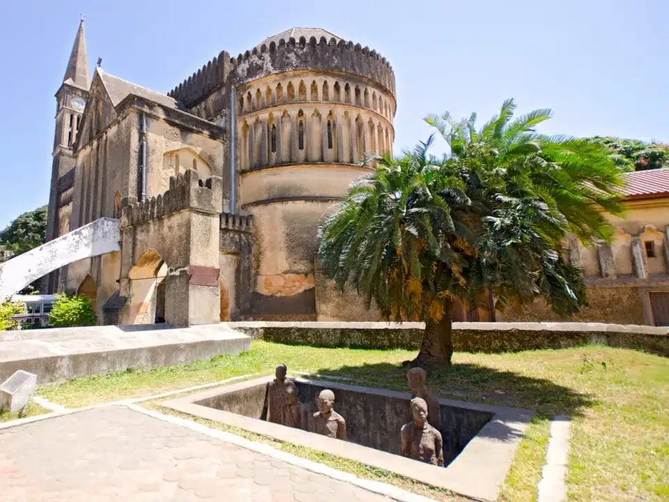 Stone Town : Ancienne place du marché aux esclaves, un lieu chargé d'histoire à Zanzibar