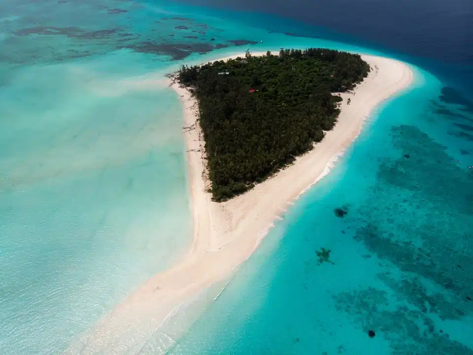 Île de Mnemba vue du ciel, atoll de Zanzibar au lagon turquoise