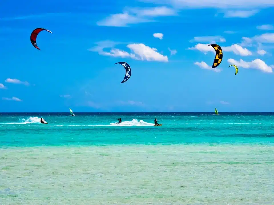 Session de kitesurf dans le lagon de Zanzibar, eau turquoise et ciel dégagé