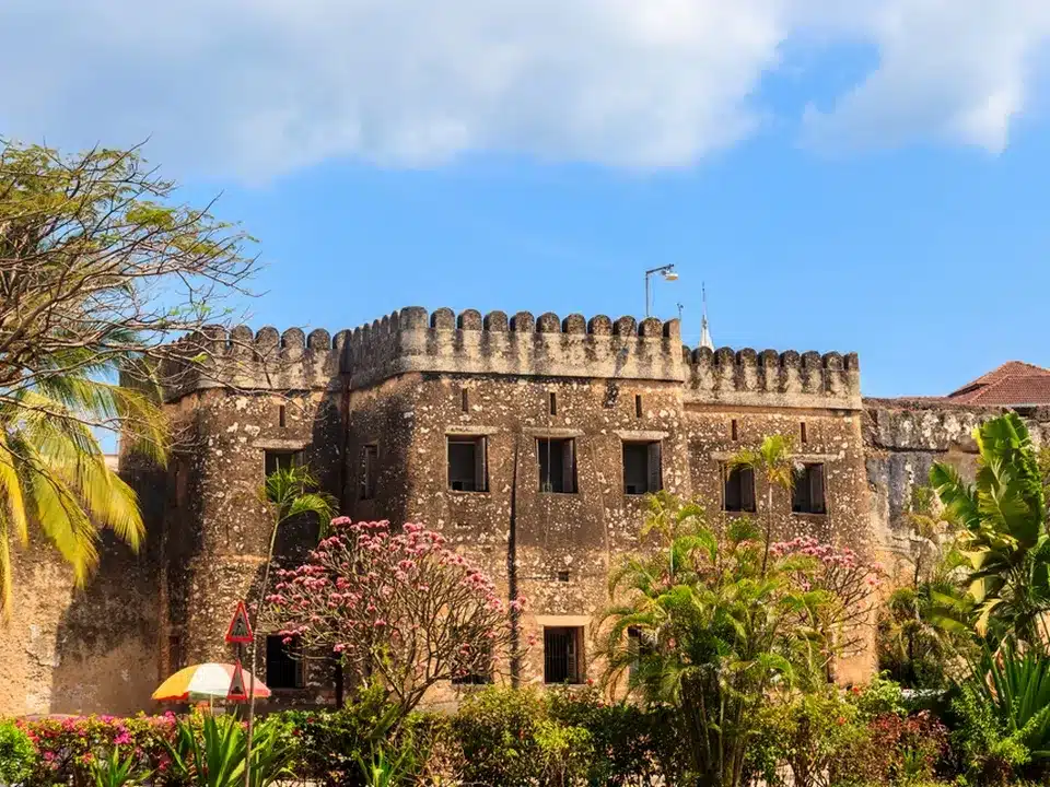 Ngome Kongwe, le Vieux Fort de Stone Town : murs de corail, tours anciennes et artisanat local